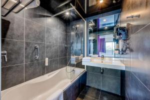 Koupelna v ubytování Comfort Aparthotel Bassin d'Arcachon + 9 fotografií