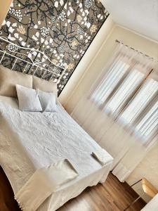 a bedroom with a large bed and a window at Villa Richmond in Gran Alacant