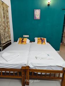 瓦尔卡拉Pachamama Home Stay的绿色墙壁间的一张床位 更多14张照片