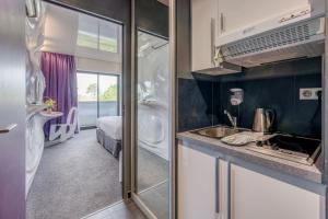Kuchyň nebo kuchyňský kout v ubytování Comfort Aparthotel Bassin d'Arcachon