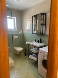 Koupelna v ubytování M&Z Apartmani + 37 fotografií