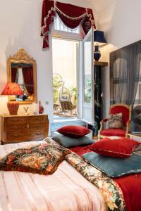 a bedroom with a large bed and a mirror at Appartement de luxe : Le Petit Trianon au coeur d'Aix-en-Provence in Aix-en-Provence