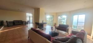 ein großes Wohnzimmer mit Sofas und Kamin in der Unterkunft Romana in Ar Rummān