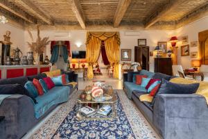 a living room with blue couches and a table at Appartement de luxe : Le Petit Trianon au coeur d'Aix-en-Provence in Aix-en-Provence