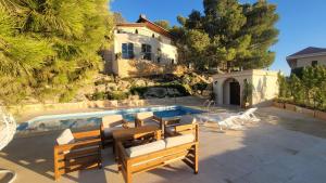 ein Haus mit einem Swimmingpool vor dem Haus in der Unterkunft Romana in Ar Rummān
