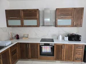 Η κουζίνα ή μικρή κουζίνα στο Cozy 2 Bedroom Steps to Seafront
