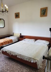 een slaapkamer met twee bedden en een spiegel aan de muur bij Casa venturini in Imola