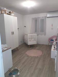 Ένα ή περισσότερα κρεβάτια σε δωμάτιο στο Maison HYERES La Bayorre