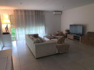 Μια τηλεόραση ή/και κέντρο ψυχαγωγίας στο Maison HYERES La Bayorre