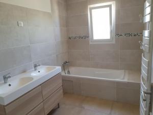 Ένα μπάνιο στο Maison HYERES La Bayorre +4 φωτογραφίες