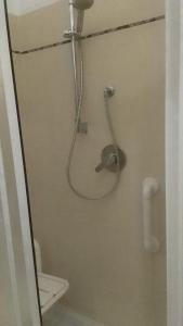 een douche met een slang in de badkamer bij Casa venturini in Imola
