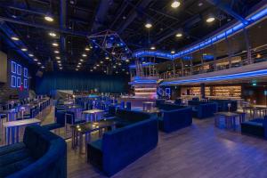 un ristorante con divani e tavoli blu di Radisson Blu Hotel, Doha a Doha