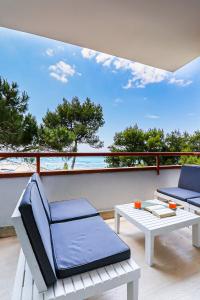 a balcony with a table and chairs and a view of the ocean at Tamarè 1 by Casa di Marco AP24 in Lido Conchiglie