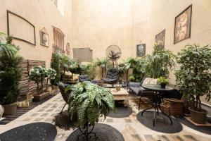 a room filled with lots of plants and a statue at Appartement de luxe : Le Petit Trianon au coeur d'Aix-en-Provence in Aix-en-Provence