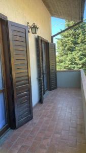 a pair of doors on the outside of a house at valle del paradiso 9 in Seggiano
