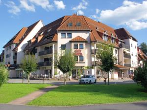 ein Gebäude mit einem davor geparkt in der Unterkunft City Hotel Mark Michelstadt in Michelstadt