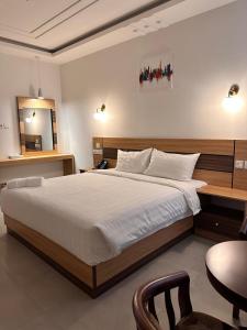 Un pat sau paturi într-o cameră la 4 Guys Hotel +30 fotografii