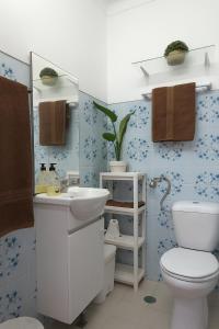 a bathroom with a toilet and a sink at Freedom Surf House in Serra de El-Rei