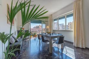 a dining room with a table and some plants at Mercato delle Erbe Big Apartment in Bologna