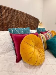 Χώρος καθιστικού στο Boho Bliss Downtown Apartment in Historic Pilot Mountain