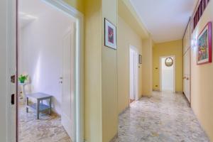 a hallway with yellow walls and a tile floor at Mercato delle Erbe Big Apartment in Bologna