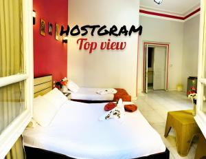 A bed or beds in a room at Hostgram Top View