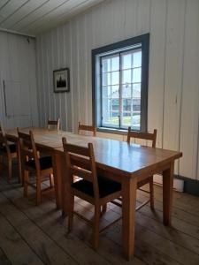 Notre-Dame-du-LacにあるFort Ingallの大きな木製テーブル(椅子付)