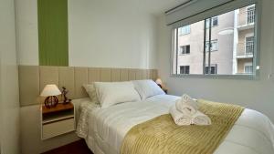 a bedroom with a bed with towels on it at O mais completo Studio com sacada prox Tokio Marine Hall in Sao Paulo