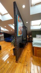 Postel nebo postele na pokoji v ubytování Сучасна світла квартира-студія з кондиціонером