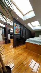 TV a/nebo společenská místnost v ubytování Сучасна світла квартира-студія з кондиціонером