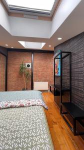 Postel nebo postele na pokoji v ubytování Сучасна світла квартира-студія з кондиціонером