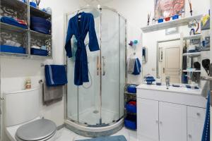 a bathroom with a shower and a toilet and a sink at Appartement de luxe : Le Petit Trianon au coeur d'Aix-en-Provence in Aix-en-Provence +16 photos