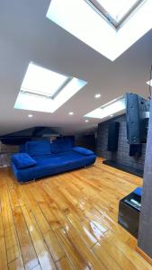 Posezení v ubytování Сучасна світла квартира-студія з кондиціонером + 22 fotografií