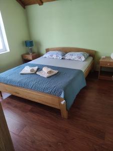 une chambre avec un lit avec des serviettes dessus dans l'établissement Guesthouse Nestoria Living, à Banja Luka