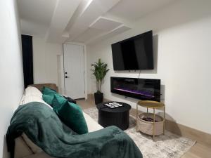 TV a/nebo společenská místnost v ubytování High-end House with 2 FREE Park Spots, rooftop NYC views and backyard with deck, 6BRs, 2FLs plus bsmt, 11 beds, 3 bath, Sleep 19, 20 PERCENT OFF
