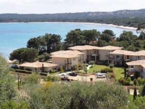 une vue aérienne d'un complexe hôtelier avec plage dans l'établissement La corse les pieds dans l'eau, à Pinarellu