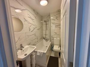 KentにあるMoat Stays Victorian, Sea View!の洗面台とトイレを備えた白いバスルーム +25枚の写真