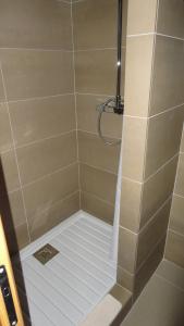 une salle de bain avec une douche avec un drain dans l'établissement La corse les pieds dans l'eau, à Pinarellu