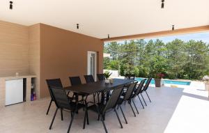 Πισίνα στο ή κοντά στο Lovely Home In Krivodol
