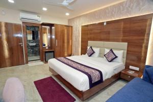 Postel nebo postele na pokoji v ubytování Hotel TELA Suite Near IGI AIrport Delhi