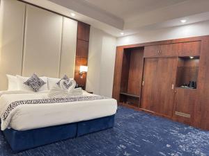 Postel nebo postele na pokoji v ubytování Hotel TELA Suite Near IGI AIrport Delhi