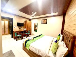Postel nebo postele na pokoji v ubytování Hotel TELA Suite Near IGI AIrport Delhi