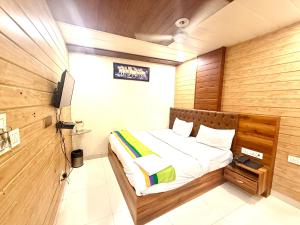 Postel nebo postele na pokoji v ubytování Hotel TELA Suite Near IGI AIrport Delhi