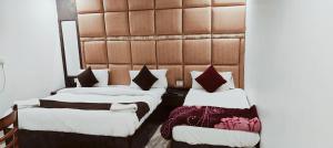 Postel nebo postele na pokoji v ubytování Hotel TELA Suite Near IGI AIrport Delhi