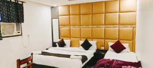 Postel nebo postele na pokoji v ubytování Hotel TELA Suite Near IGI AIrport Delhi