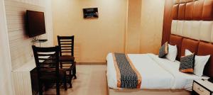 Postel nebo postele na pokoji v ubytování Hotel TELA Suite Near IGI AIrport Delhi