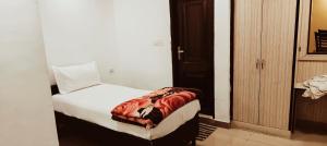 Postel nebo postele na pokoji v ubytování Hotel TELA Suite Near IGI AIrport Delhi
