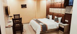Postel nebo postele na pokoji v ubytování Hotel TELA Suite Near IGI AIrport Delhi