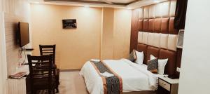 Postel nebo postele na pokoji v ubytování Hotel TELA Suite Near IGI AIrport Delhi