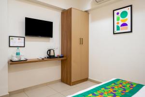 TV a/nebo společenská místnost v ubytování Treebo Nestlay Rooms Whitefield